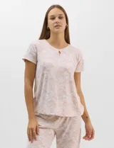 Conjunto pijama de remera de manga corta y pantalón capri blanco con delicado estampado floral en tonos rosados y verdes, confeccionado en tejido acanalado fino con escote redondo y detalle de gota con botón.