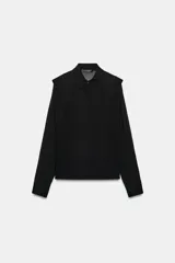 Camisa negra fluida de manga larga, cuello solapa y cierre frontal oculto con botones.