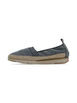 Slip on de cuero color azul, con detalles de cordón rústico trenzado ornamental alrededor de la base y suela flexible deportiva.