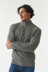 Sweater gris de punto con cuello alto y medio cierre con cremallera.