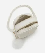 Bolso pequeño femenino de PU color blanco, con correa para cruzar, cierre de cremallera, divisorias internas y pompón decorativo.