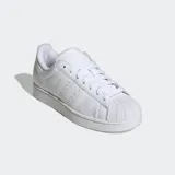 Championes Adidas Superstar blancos de cuero, con puntera de goma y las tres tiras laterales perforadas.