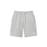 Short New Balance Sport Essentials French Terry color gris, de corte deportivo con cintura elástica con cordón ajustable blanco y bolsillos laterales. Presenta el logo de la marca bordado en la pierna izquierda.
