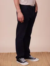 Pantalón de jean celeste de corte recto.