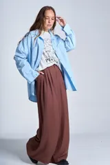 Pantalón sastrero marrón de corte palazzo, con botón, pasacinto y pretina trasera con elástico.