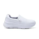 Zapato tipo slip-on de diseño ergonómico, color blanco, con suela de plataforma texturizada y cierre lateral decorativo. Ideal para uso profesional o casual.