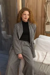 Pantalón de paño tiro alto de corte ancho y holgado, con estampado a cuadros en tonos marrones y beige.