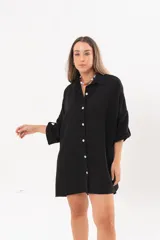 Vestido camisero corto negro, con escote en V, cuello clásico, mangas tres cuartos regulables y detalle de pez bordado a mano en la espalda.