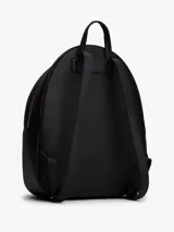 Mochila de diseño minimalista con acabado granulado, confeccionada en poliuretano. Presenta un compartimento principal con cierre de cremallera, un bolsillo exterior frontal con cierre, asa superior y correas ajustables. Incluye un detalle de cinta distintiva tonal en la parte delantera y el monograma TH metálico.