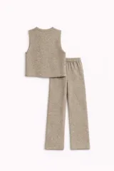 Conjunto de dos piezas confeccionado en tejido de punto color beige melange. Incluye un chaleco con escote en V y cierre frontal de botones, y un pantalón de corte recto con cintura elástica.