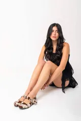 Ballerinas tipo Mary Jane confeccionadas en cuero con pelo, con estampado de manchas tipo vaca en tonos marrón y blanco. Presentan una tira ajustable sobre el empeine con hebilla metálica y suela plana.