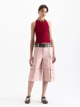 Top tejido de punto acanalado en color negro, con cuello redondo y diseño ajustado al cuerpo. Presenta un corte sin mangas con estilo deportivo y espalda con breteles cruzados.