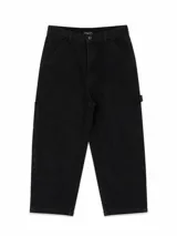 Pantalón tipo jean de corte carpenter, color negro, con costuras reforzadas en las rodillas y bolsillos laterales.