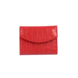 Billetera pequeña de cuero negro con textura tipo cocodrilo, con solapa y cierre a presión.