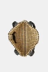 Mini bolso cuadrado confeccionado con cuentas de madera en tonos tostados y asas de mano rígidas con aplicación de abalorios negros a contraste.