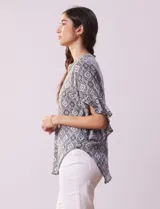 Blusa de gasa estampada marca Ruby Rd, con cuello a la base, abertura central con botones y mangas cortas amplias con volados.