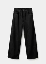 Jeans de tiro bajo con diseño estilo barrel, confeccionados en tejido de algodón estilo tejano vaquero. Presentan cierre frontal de cremallera y botón, cinco bolsillos y trabillas para cinturón.