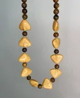 Collar compuesto por cuentas de piedra natural ojo de tigre intercaladas con cristales checos en tonos tostados y marrones.