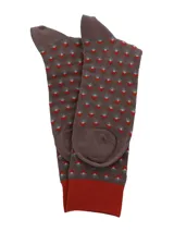 Calcetín de caña media con estampado geométrico de rombos en tonos marrón, gris y rojo, con puño elástico en color rojo.