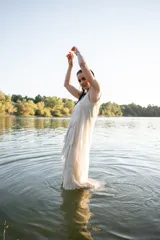 Vestido largo estilo solera color blanco, con breteles anchos, escote en V y volados desflecados.