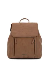 Mochila de cuero sintético color caramelo con solapa frontal, cierre principal y bolsillos laterales con tiradores largos. Incluye asa superior y logo de la marca grabado en la parte inferior.