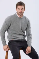 Buzo tejido de lana con escote redondo a la base, de manga larga y calce clásico.