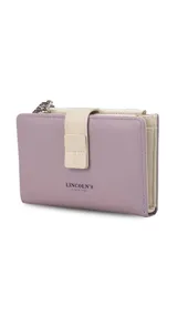 Billetera mediana de diseño compacto en color rosado, con cierre mediante presilla y compartimento adicional con cierre metálico. Presenta el logo de la marca grabado en el frente.