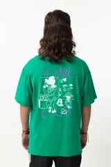 Remera verde con estampado de estilo caricaturesco en blanco y violeta.