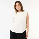 Sweater de punto sin mangas color blanco, con cuello redondo y botones metálicos decorativos en el lateral.