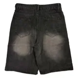 Bermuda de denim con diseño de paneles geométricos y efecto lavado desgastado. Presenta un corte regular fit con detalles de remaches metálicos en los laterales.