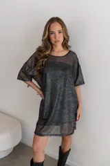 Conjunto compuesto por un remerón de tul negro con mangas cortas y un vestido strapless negro debajo. El diseño presenta una caída holgada y transparente.