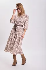Vestido largo de corte holgado con diseño de paneles escalonados, estampado floral en tonos marrón y beige, cuello redondo y mangas tres cuartos abullonadas.