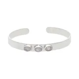 Brazalete abierto de plata 925 con tres piedras de la luna ovaladas, ajustable a la muñeca.