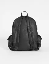 Mochila negra de cuero sintético con textura granulada, múltiples bolsillos frontales con cierres y broches, y tiras regulables.