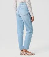 Pantalón mom jeans de tiro alto y corte holgado en color azul, con cierre frontal de cremallera y botón, trabillas para cinturón y bolsillos delanteros y traseros.