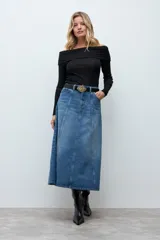 Blusa negra de punto con escote bardot, manga larga y ajuste al cuerpo.