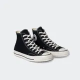 Championes Converse Chuck 70 de caña alta, color negro con detalles en blanco.