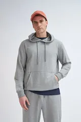 Hoodie deportivo gris melange con capucha, confeccionado en tejido cómodo y versátil.