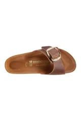 Sandalia Birkenstock Madrid con hebilla grande, confeccionada en cuero engrasado color marrón.