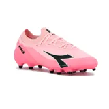 Championes de fútbol Diadora modelo Drop MD, color rosa con detalles en negro. Presentan un diseño con tecnología de tejido en el empeine y suela con tapones para terreno firme.