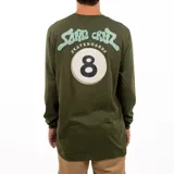 Remera de manga larga color verde oscuro, con cuello redondo y un pequeño estampado frontal que incluye el logo de Santa Cruz Skateboards y una bola de billar número 8.