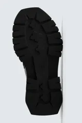 Mocasín negro de cuero liso con detalle de antifaz en el empeine y suela track gruesa y dentada.