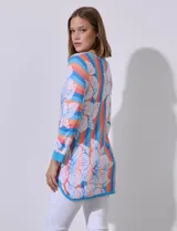 Buzo tejido de hilado fino marca Ruby Rd, con cuello redondo y mangas 3/4. Diseño a rayas verticales en tonos celeste, naranja y blanco, con estampado floral.