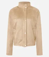 Campera tipo bomber de tacto gamuzado, con cuello alto, cierre frontal con botones a presión, bolsillos laterales y puños ajustables con botón.