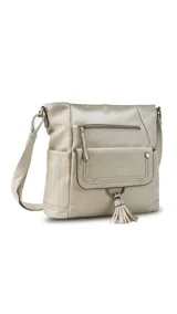 Bandolera negra de cuero sintético con cierre superior y correa larga regulable. Tiene bolsillo frontal con tapa y broches magnéticos, detalle de trenza artesanal, división interna, bolsillos internos y bolsillos laterales tipo ojal.