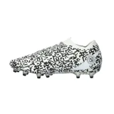 Championes de fútbol Under Armour Magnetico Pro 5 FG con diseño de patrón geométrico pixelado en blanco y negro. Presentan el logo de la marca en el lateral y suela con tapones para césped natural.