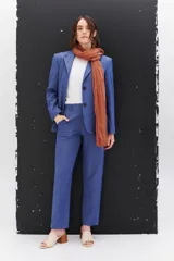 Pantalón negro de vestir, de corte recto, con bolsillos laterales y cintura alta.