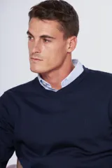 Sweater de hilo color borgoña, con cuello en V y logo bordado en el pecho.