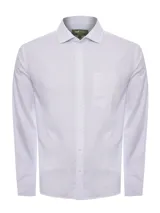 Camisa de manga larga RKF modelo Easy Life, de color blanco con patrón de cuadros sutiles en tonos azulados. Cuenta con cuello italiano, cierre frontal de botones, bolsillo en el pecho con el logo bordado de la marca y calce regular.