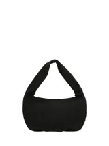 Cartera tipo hobo de la marca Hush Puppies, color negro, con diseño de asa única integrada y detalle de tachas metálicas en los laterales y la base. Incluye un colgante decorativo con el logo de la marca.